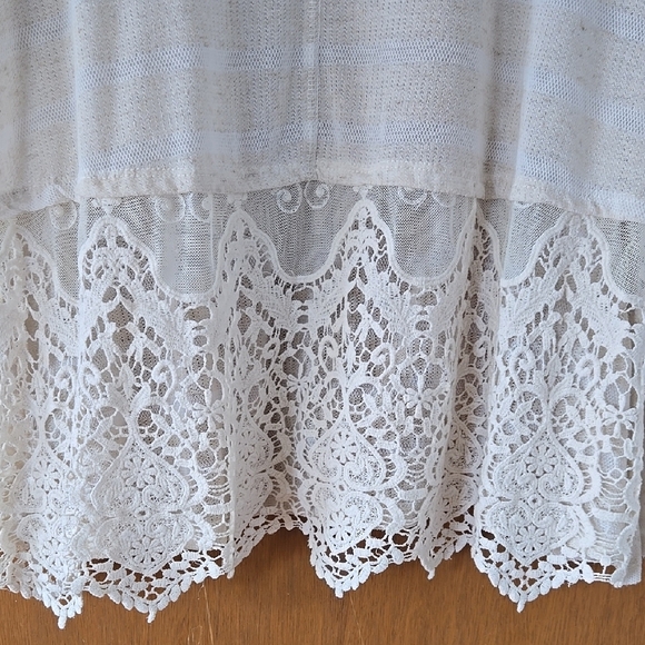 Altered State, Elegant Cream Lace Hem Top Size Large. - Picture 6 of 6